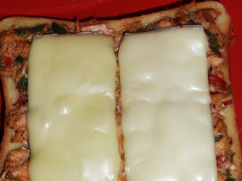 鮭中華風胡麻ペッパーソースのチーズトースト